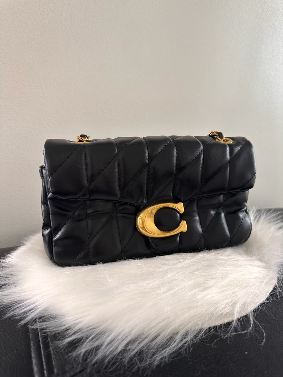 Sac à bandoulière noir matelassé avec fermoir doré